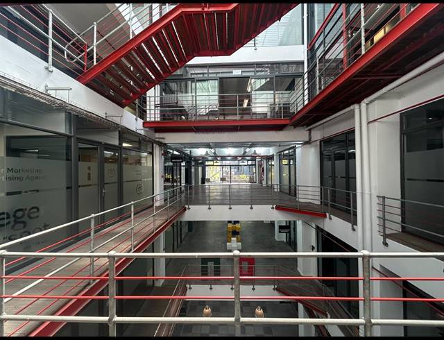 95M² BUILDING TO LET IN WOODSTOCK